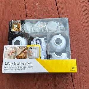Safety Essentials Set Safety 1st Childproof Plug Protectors 46 Piece Set NEW